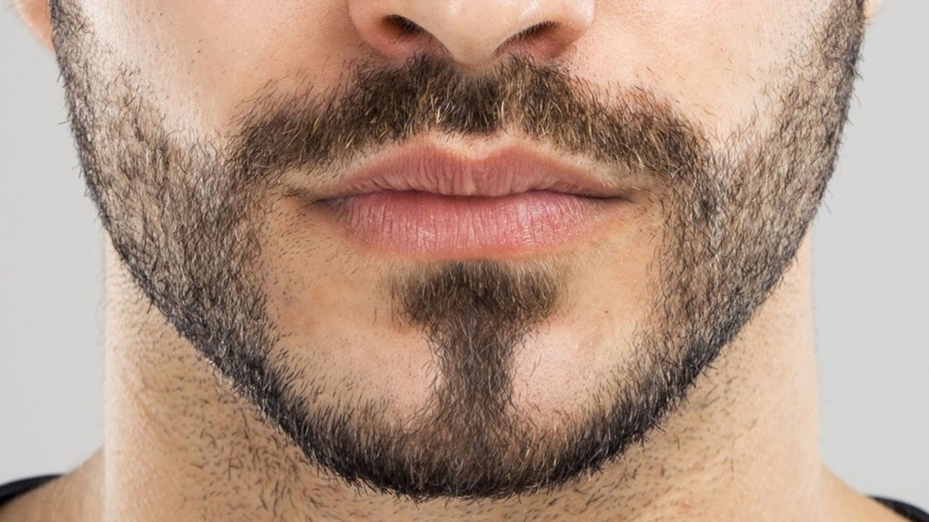 Почему небритый. Легкая щетина. Красивая борода. Растительность на лице у мужчин. Губы мужские.